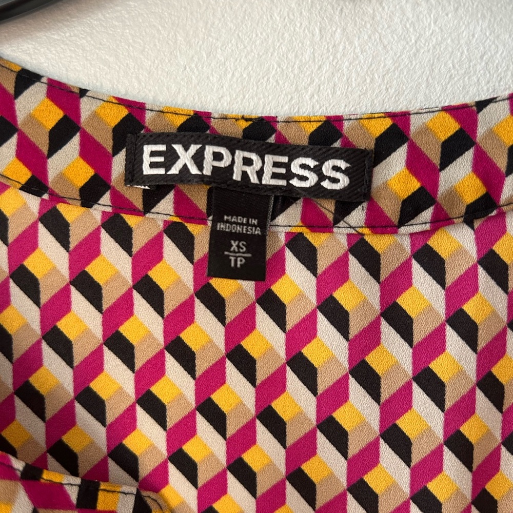 Express Geometric Patterned Blouse - Picture 3 of 3